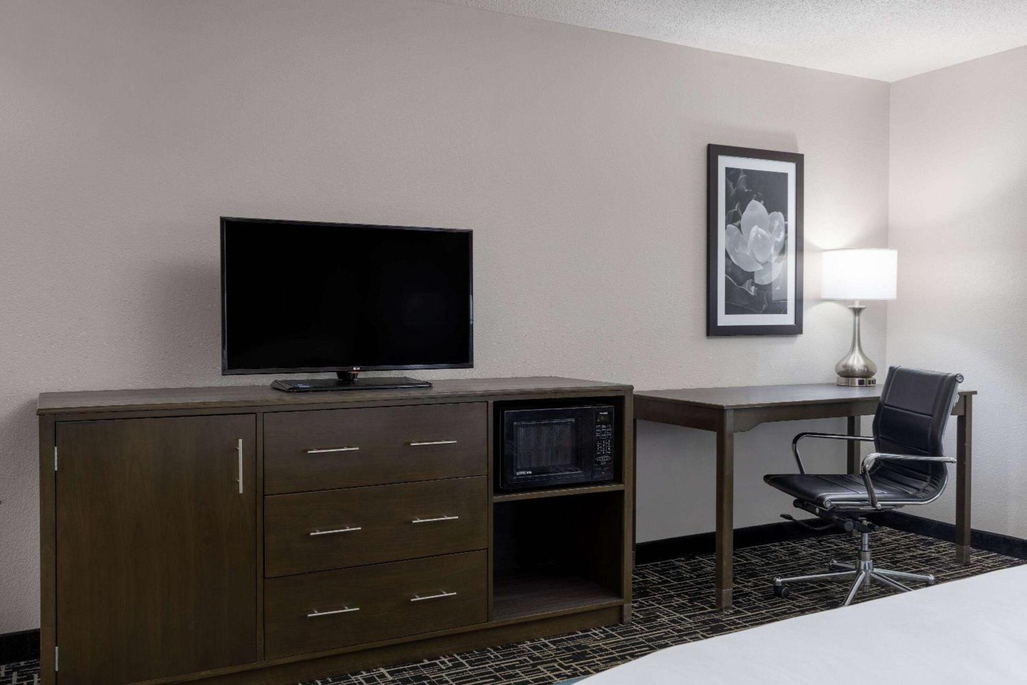 La Quinta By Wyndham Covington Hotel Bagian luar foto