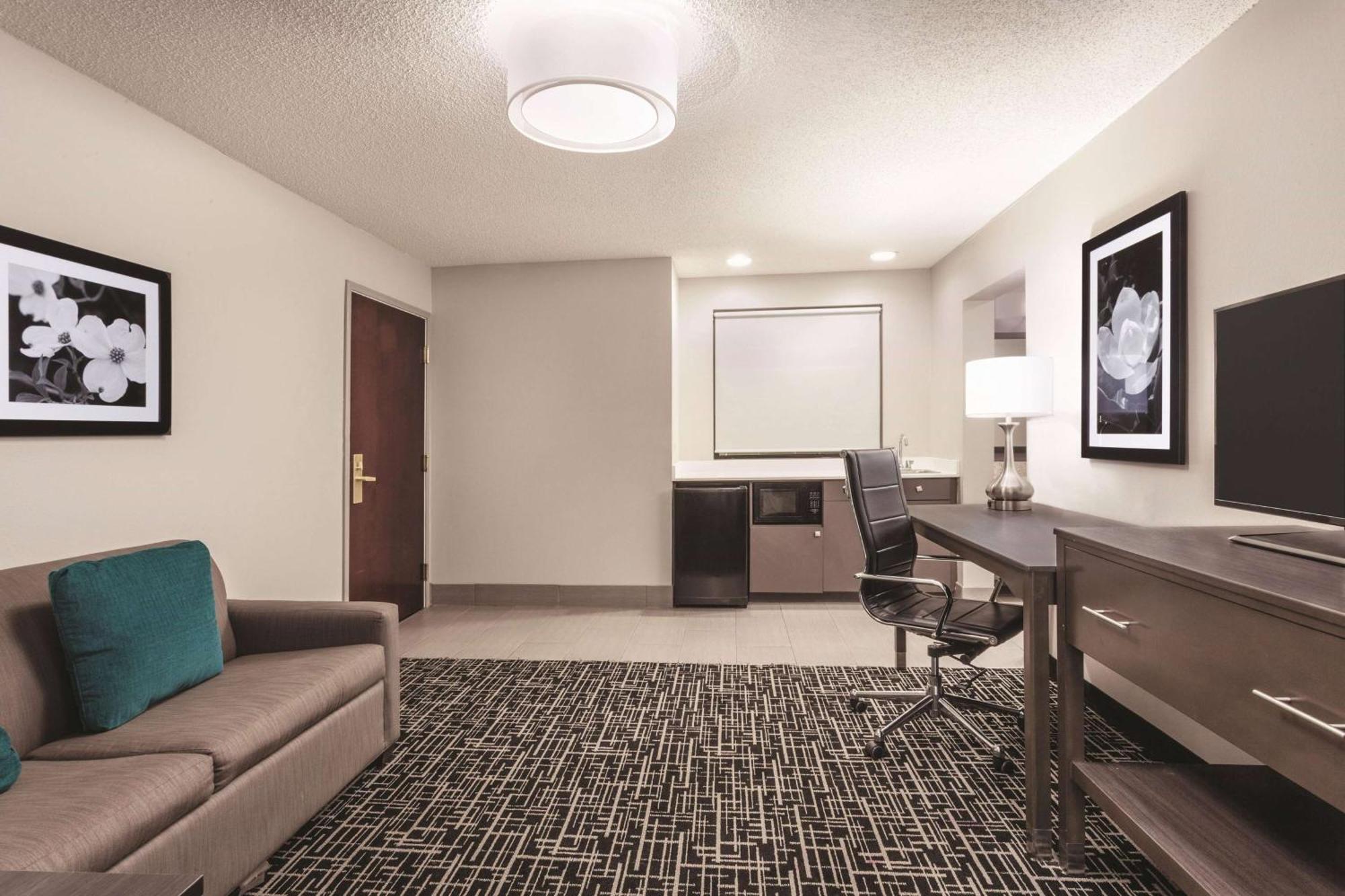 La Quinta By Wyndham Covington Hotel Bagian luar foto